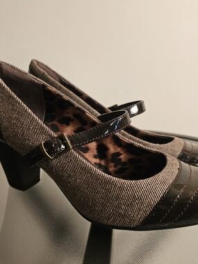 Clarks Tweed And Patent Mary Jane Heels